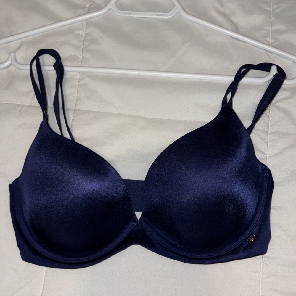 Victoria’s Secret very sexy lightly lined plunge bra 32DD